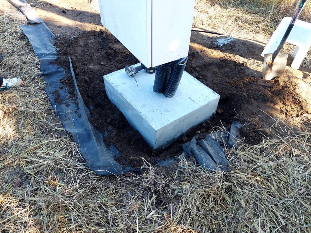 山武市 盗難の復旧・やぐら・集電箱の下のコンクリート基礎・電線保護・パワコン交換 1