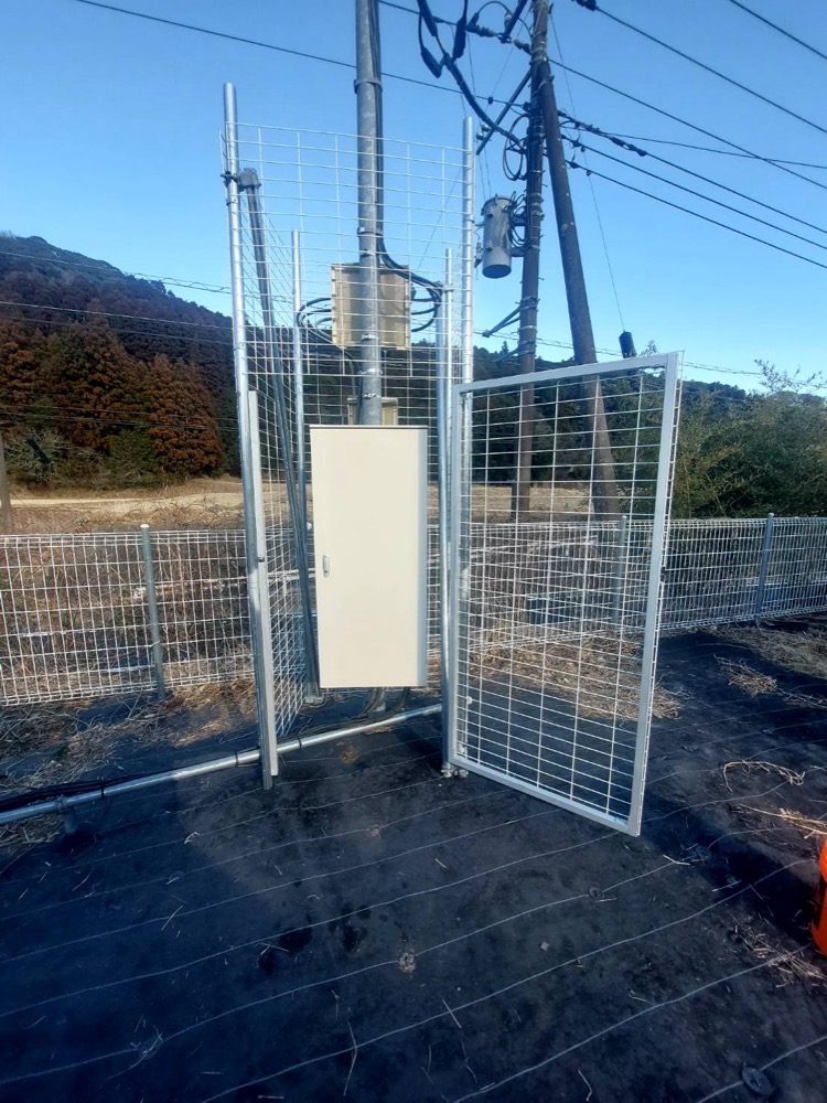 山武市 盗難の復旧・やぐら・集電箱の下のコンクリート基礎・電線保護・パワコン交換 6